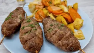 Read more about the article Lulia Kebab im Ofen mit Gemüsebeilage