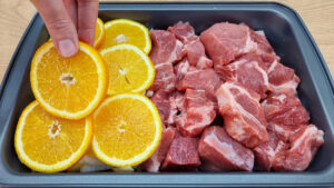 Read more about the article Saftiges Fleisch mit Orangen und Ofenkartoffeln