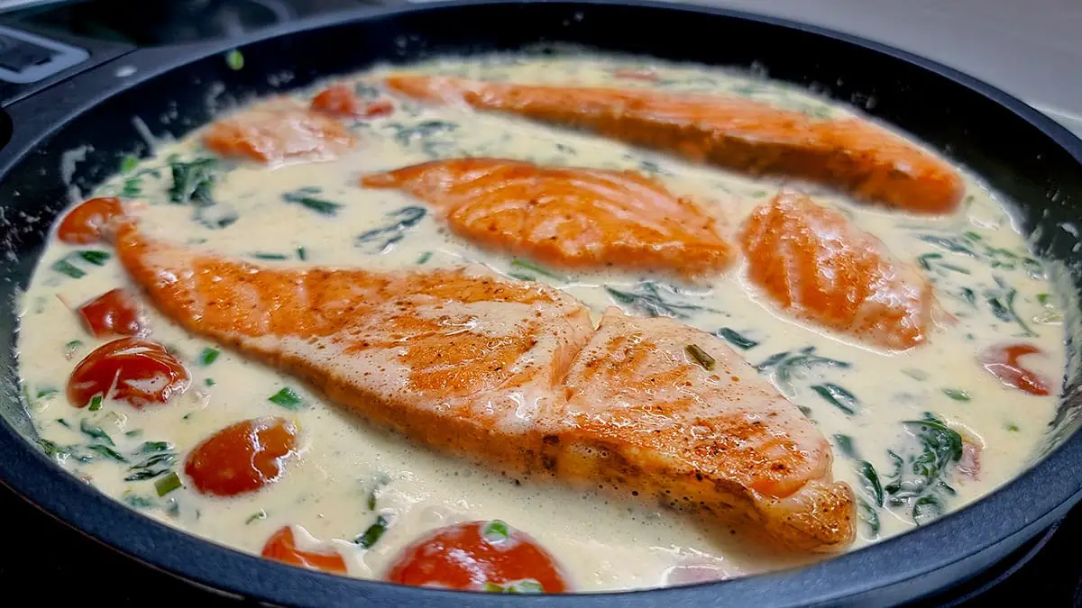 Read more about the article Lachs in cremig-käse Sauce mit Gemüse