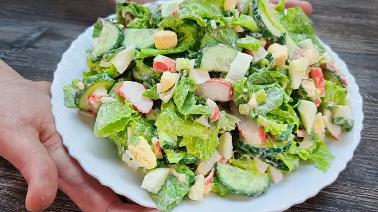 Gemischter Salat mit Krabbenstäbchen